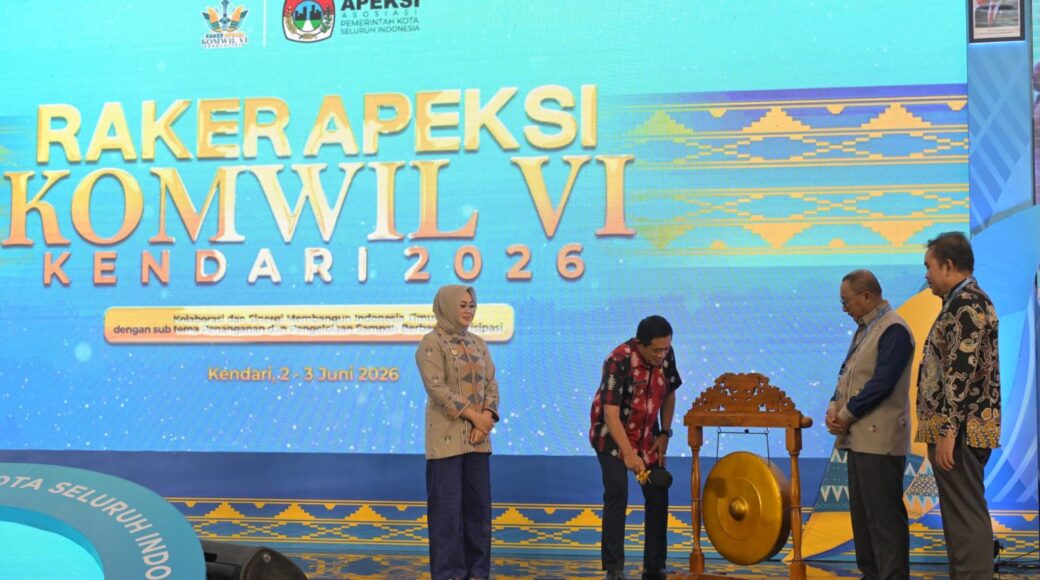 Wakil Gubernur_Sultra_Hugua_Pukul_Gong 22ce0d45-13e4-4b7c-9b9c-6e569f8b585c-1536x1033