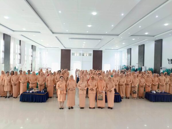 Foto_Bersama_Dharma_Wanita_Kolaka_Timur_2026.