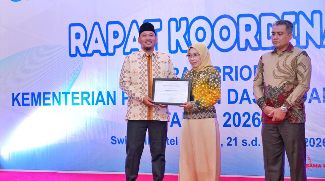 Pemkot-Kendari-Terima_Penghargaan_BGTK_Sultra Pemkot-Kendari-Terima_Penghargaan_BGTK_Sultra.