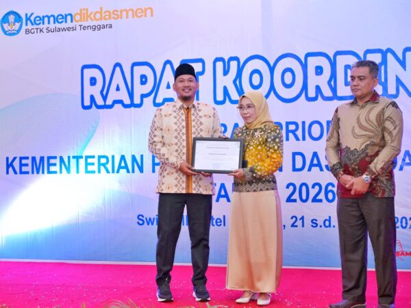 Pemkot-Kendari-Terima_Penghargaan_BGTK_Sultra.