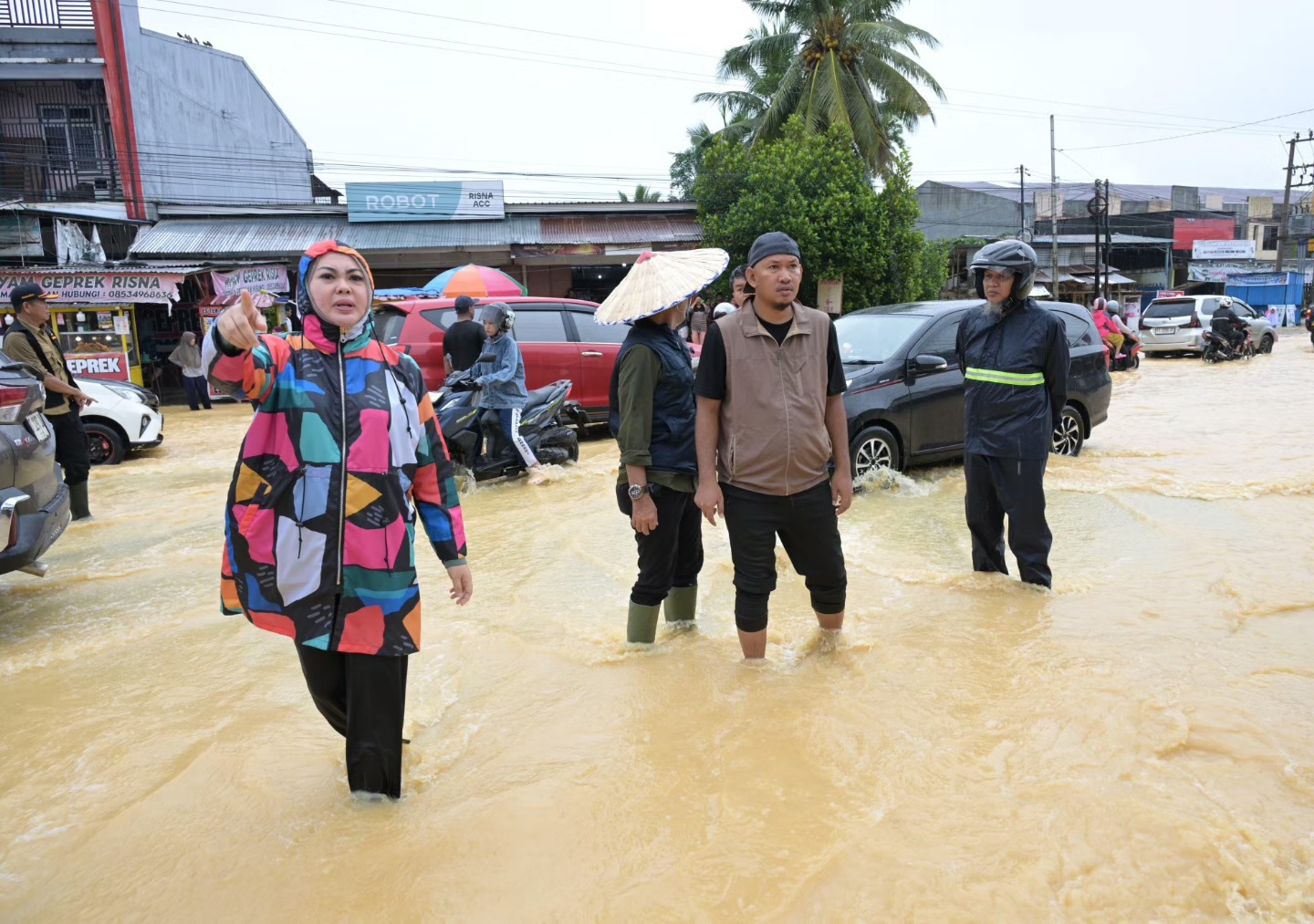 Wali_Kota_dan_Wakil_Wali_Kota_Kendari_Tinjau_Lokasi_Banjir